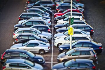 Parkplatzunfall: Haftungsverteilung bei rückwärts ausparkenden Fahrzeugen – neues BGH-Urteil