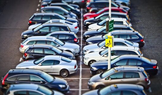 Parkplatzunfall: Haftungsverteilung bei rückwärts ausparkenden Fahrzeugen – neues BGH-Urteil