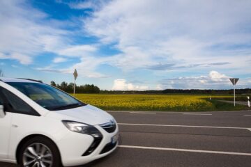 Verkehrsunfall im Kreuzungsbereich – Vorfahrtsberechtigung für Nachzügler