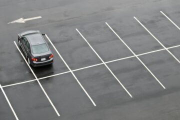 Parkplatzunfall – Vorfahrtregel „rechts vor links“