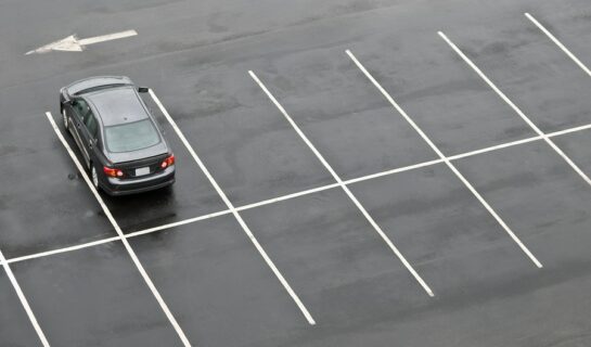 Parkplatzunfall – Vorfahrtregel “rechts vor links”