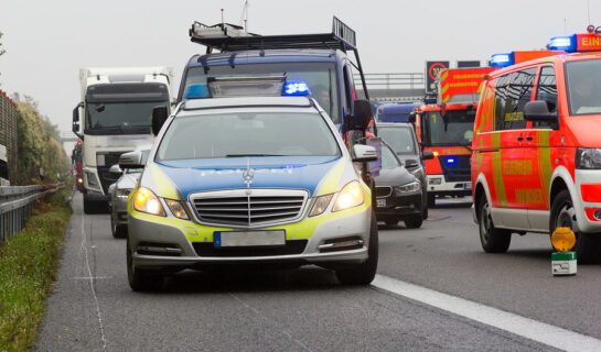 Verkehrsunfall: Kollision mit Einsatzfahrzeug im Zuge einer polizeilichen Verfolgungsmaßnahme