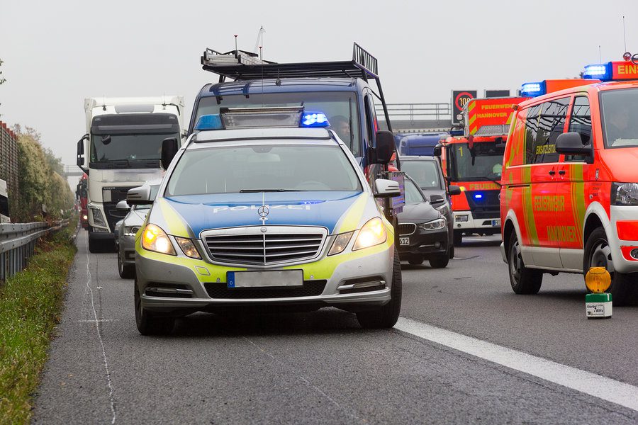 Verkehrsunfall: Kollision mit Einsatzfahrzeug im Zuge einer polizeilichen Verfolgungsmaßnahme