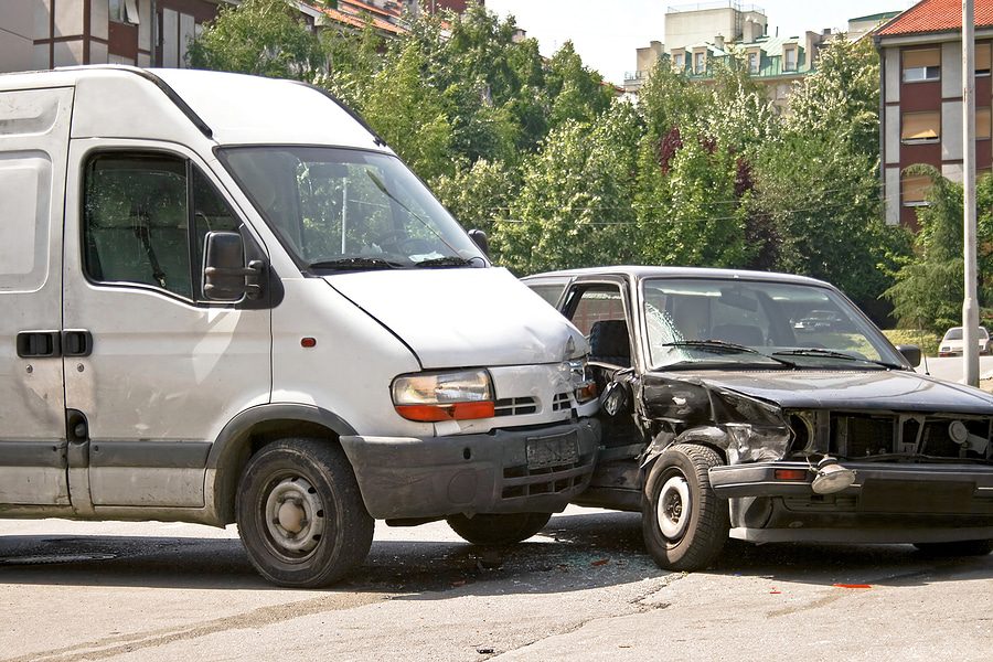 Verkehrsunfall zwischen Linksabbieger und Überholendem - Haftungsverteilung