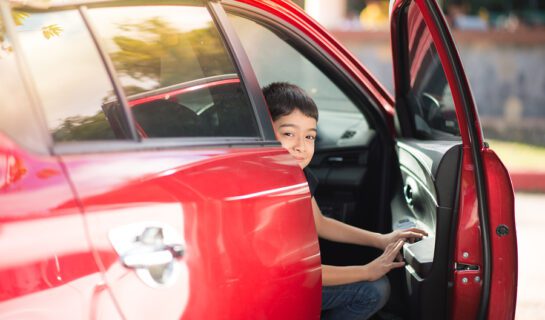 Verkehrsunfall – Öffnen der Fahrertür in die benachbarte Parktasche