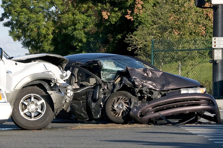 Verkehrsunfall im Kreuzungsbereich zwischen zwei einfahrenden Fahrzeugen