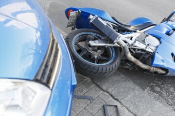 Verkehrsunfall – Kollision zwischen einem überholenden Motorrad und einem Linksabbieger