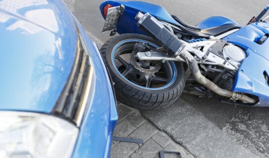 Verkehrsunfall – Kollision zwischen einem überholenden Motorrad und einem Linksabbieger