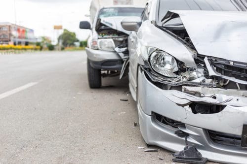 Verkehrsunfall: Fahrzeugkollision beim Wiedereinscheren nach Überholvorgang