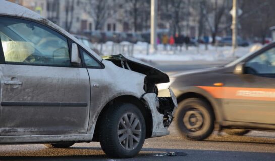 Verkehrsunfall – Kreuzungsunfall mit Gegenverkehr bei unklarer Verkehrslage