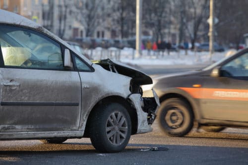 Verkehrsunfall - Kreuzungsunfall mit Gegenverkehr bei unklarer Verkehrslage