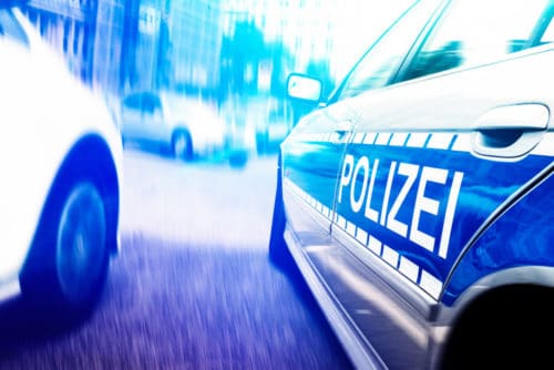 Verkehrsunfall - Kollision mit Polizeifahrzeug während eines Abbiegevorgangs