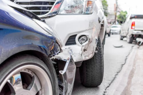 Verkehrsunfall zwischen zwei zeitgleich überholenden Fahrzeugen