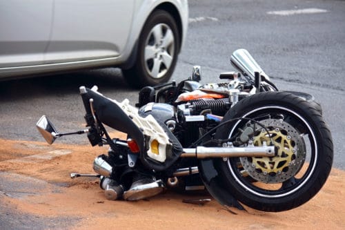 Verkehrsunfall - Kollision zwischen Geländewagen und einem Motorrad