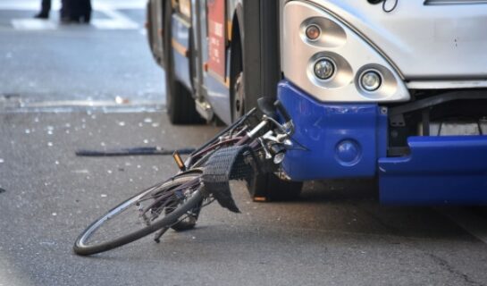 Verkehrsunfall – Kollision eines Omnibusses mit einem Radfahrer auf dem Gehweg