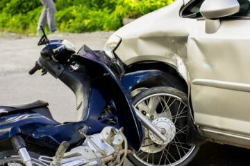 Verkehrsunfall – Linksabbiegerkollision mit einem zum Überholen ansetzenden Kradfahrer