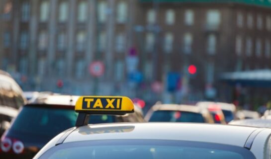 Taxikollision der Abfahrt von Taxistand mit Verkehrsteilnehmer des fließenden Verkehrs