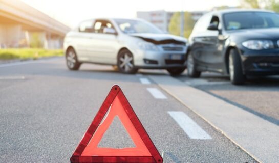 Verkehrsunfall – Auffahrunfall während eines Abbiegevorgangs trotz durchgezogener Linie