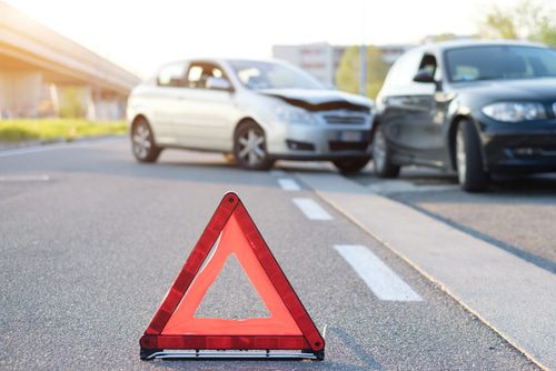 Verkehrsunfall - Auffahrunfall während eines Abbiegevorgangs trotz durchgezogener Linie