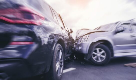Verkehrsunfall -Kollision mit Fahrstreifen wechselnden vorfahrtsberechtigten Fahrzeug